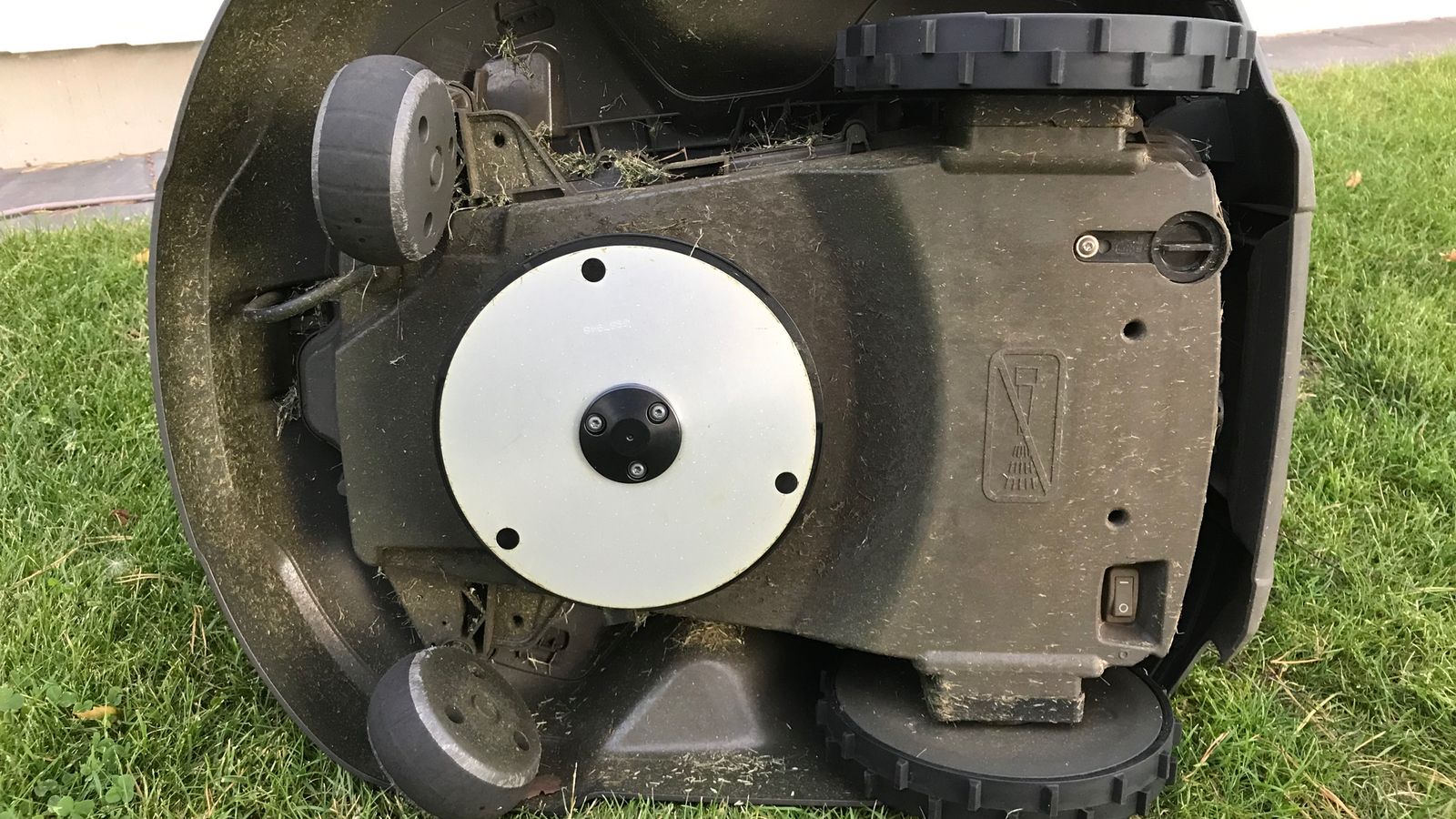 Knivdisken på undersidan av en Husqvarna Automower 315