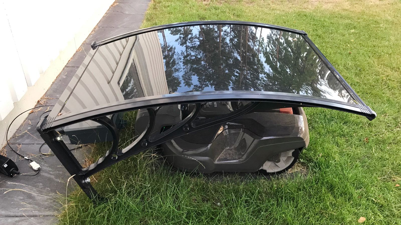 En robotgräsklippare som står under ditt tak